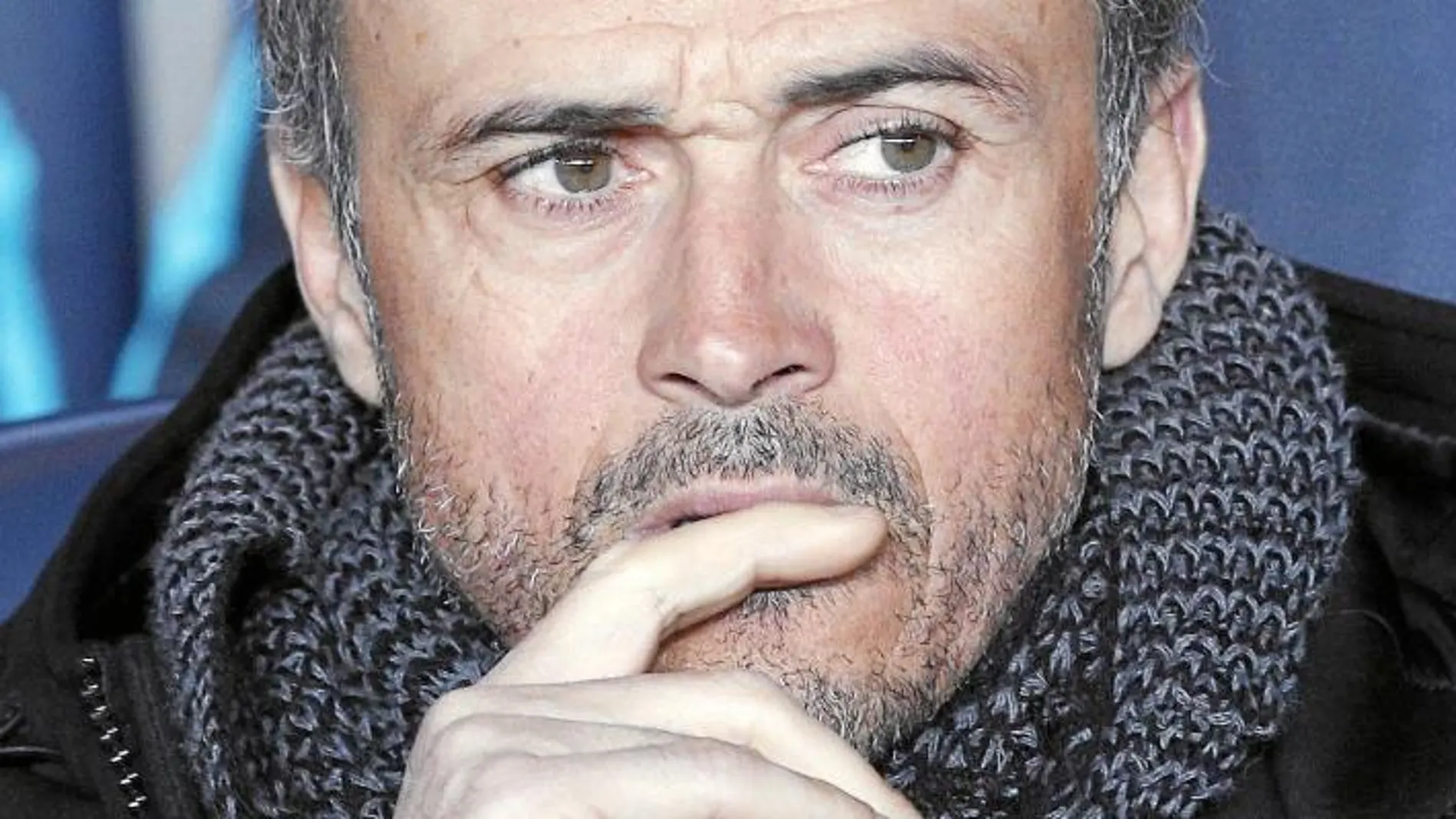 Luis Enrique, en el banquillo del Parque de los Príncipes durante la sonrojante derrota del Barcelona ante el PSG