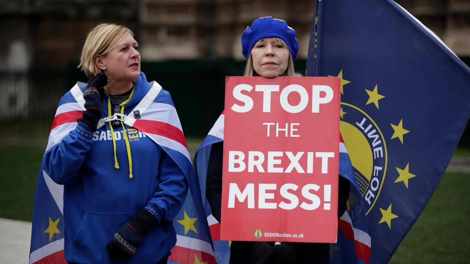 Manifestantes contrarios al divorcio de la UE muestran su rechazo a la postura de May: “Parad el desastre del Brexit”