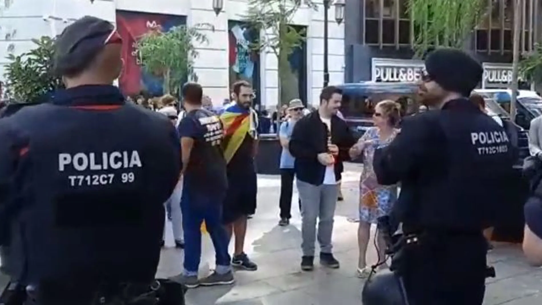 Los mossos protegen el stand