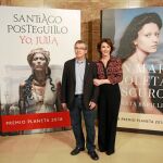 Santiago Posteguillo y Ayanta Barilli, durante la presentación de los Premios Planeta en Madrid, que tuvo lugar en el Instituto Cervantes / Foto: C. Pastrano