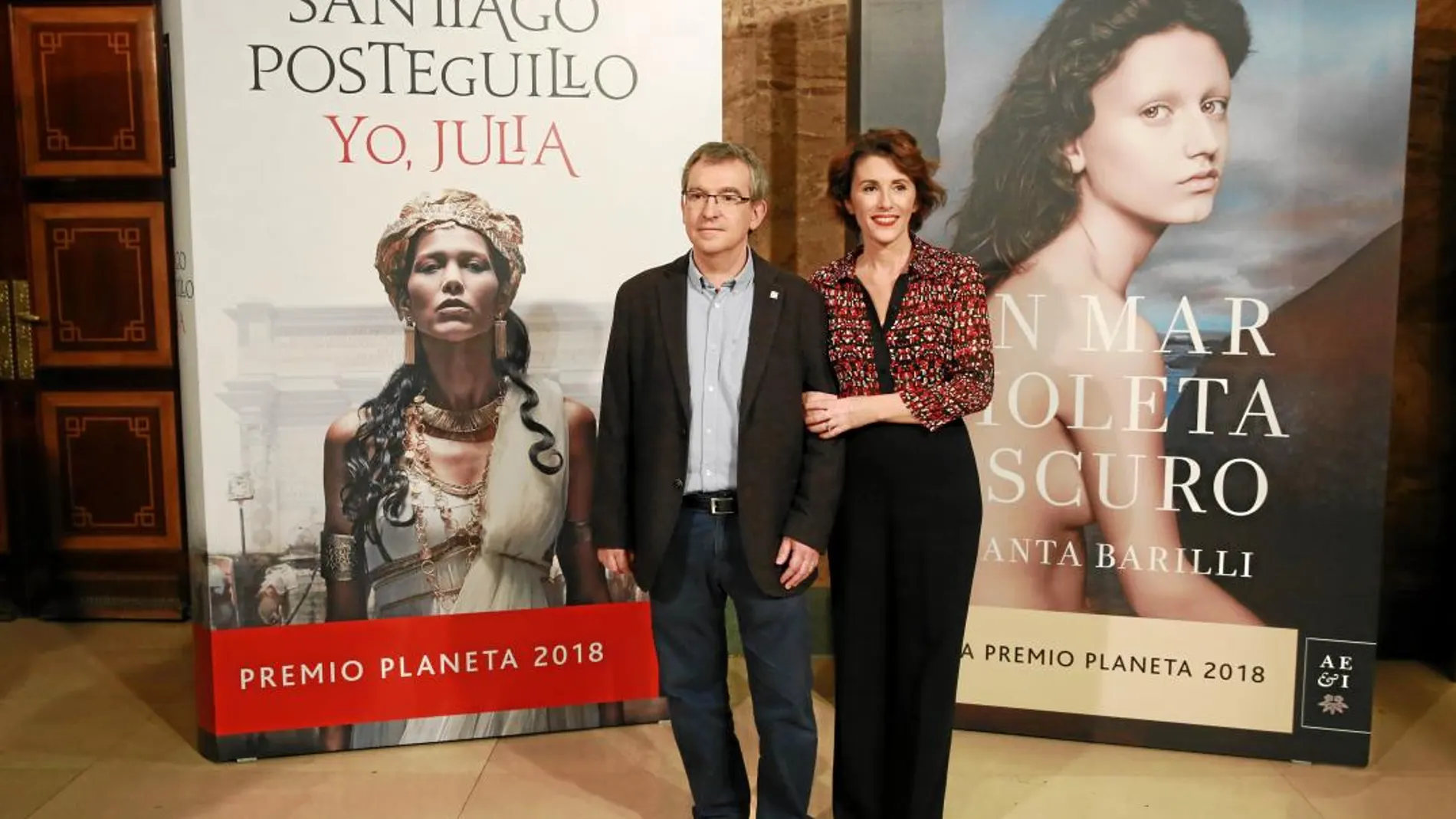 Santiago Posteguillo y Ayanta Barilli, durante la presentación de los Premios Planeta en Madrid, que tuvo lugar en el Instituto Cervantes / Foto: C. Pastrano