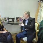 Patricia Poncini entrevista a Petro Valverde en su taller para LA RAZÓN