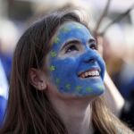 El rostro de la Unión Europea. Una mujer con la cara pintada con la bandera de la Unión participa en una protesta frente a la sede la UE en Bruselas, en una imagen de archivo / Efe