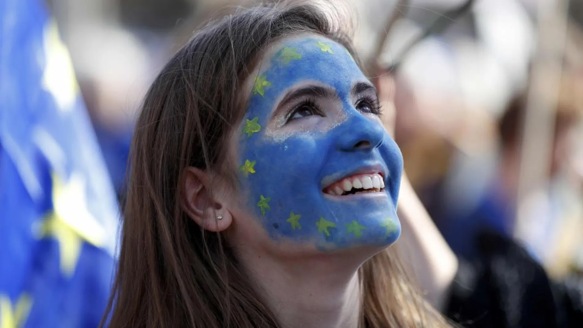 El rostro de la Unión Europea. Una mujer con la cara pintada con la bandera de la Unión participa en una protesta frente a la sede la UE en Bruselas, en una imagen de archivo / Efe