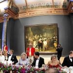 La reina Beatriz de Holanda junto a los futuros reyes y el resto de invitados, ayer, en el Rijksmuseum