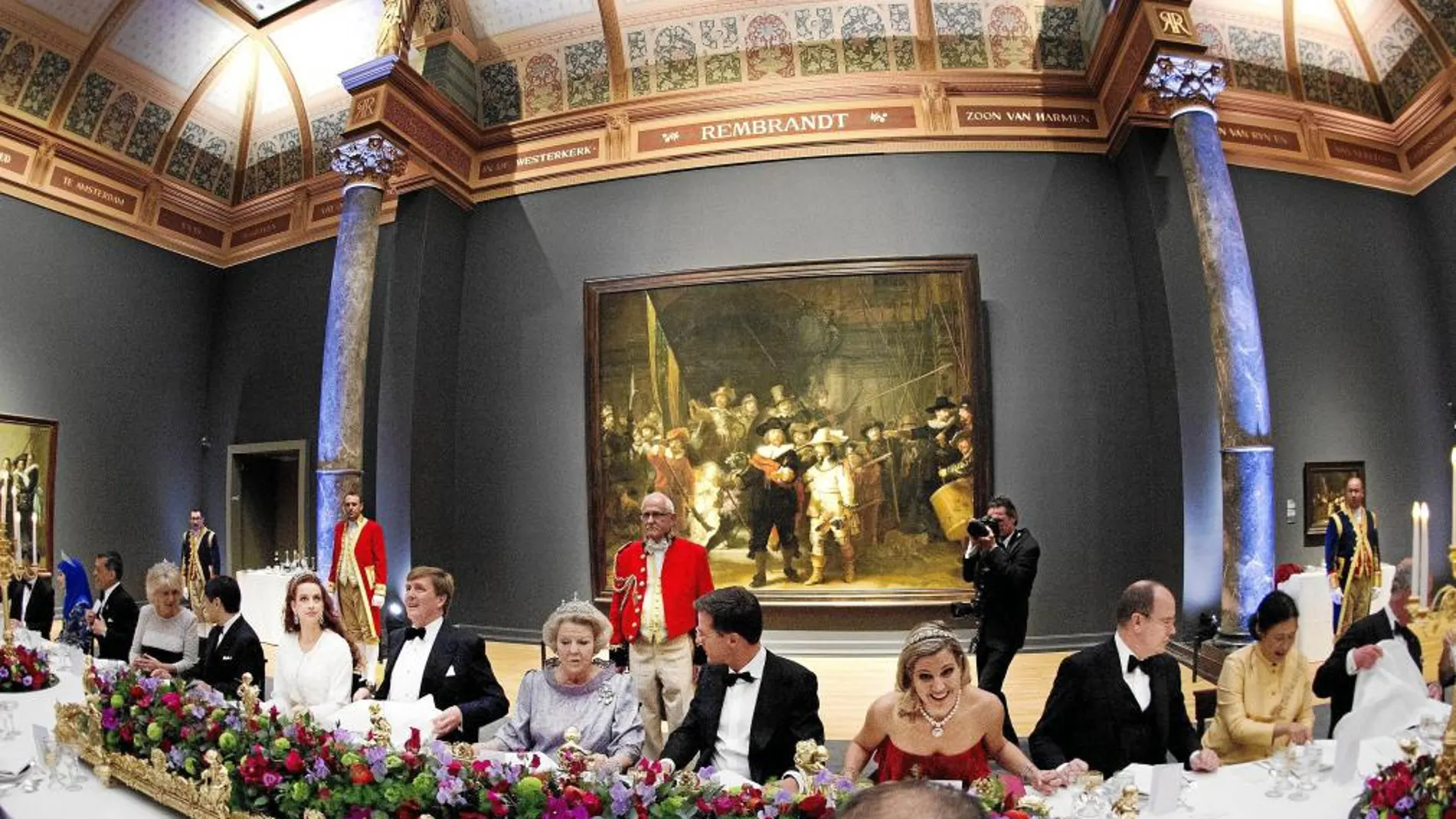 La reina Beatriz de Holanda junto a los futuros reyes y el resto de invitados, ayer, en el Rijksmuseum