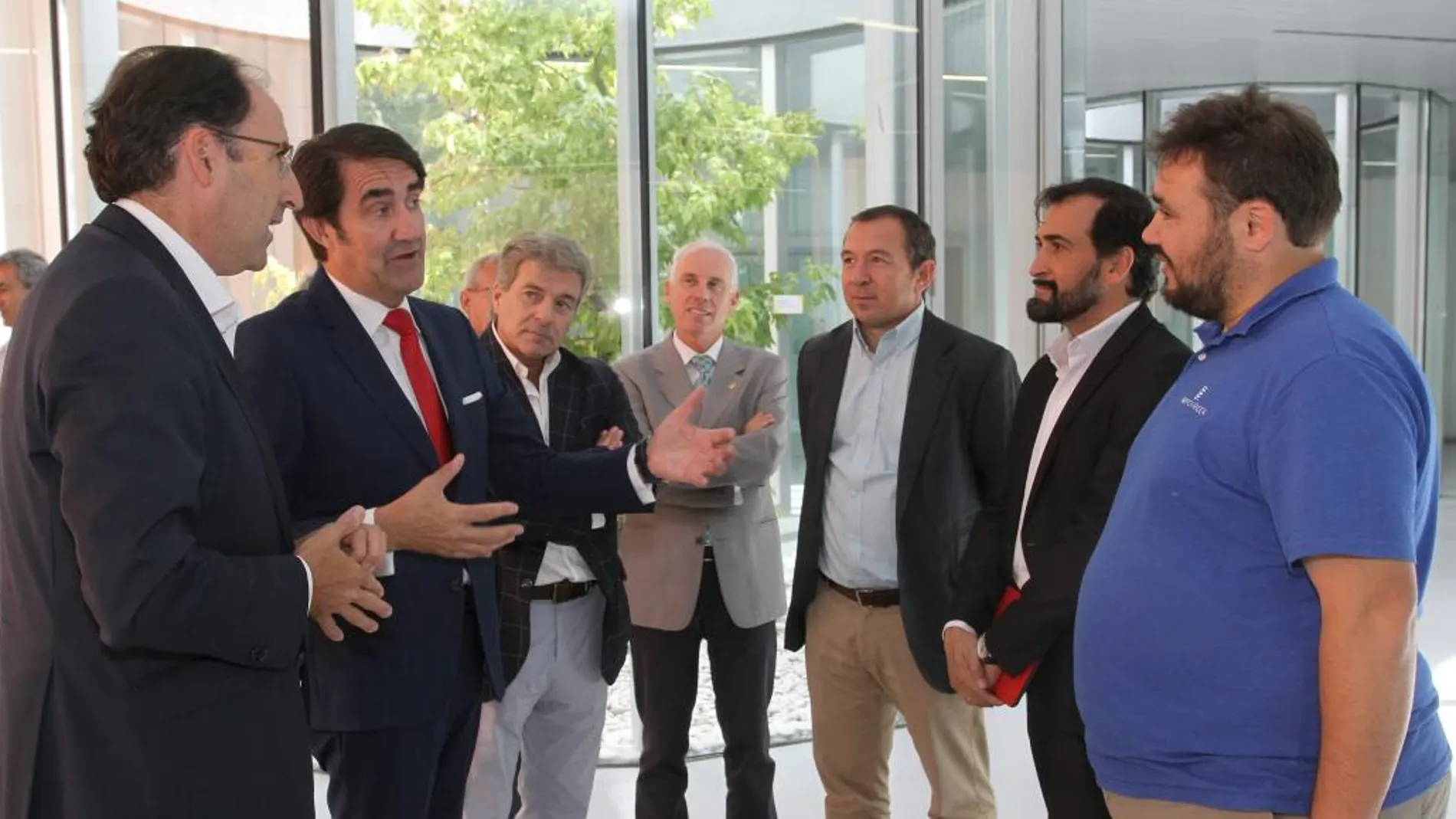 Suiárez-Quiñones conversa con el alcalde de Palencia, Alfonso Polanco, y el director general de El Norte de Castilla, Ángel de las Heras, entre otros, antes de clausurar la Feria de Movilidad Sostenible