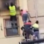 Una de las mujeres durante la evacuación/Foto y vídeo: Atlas