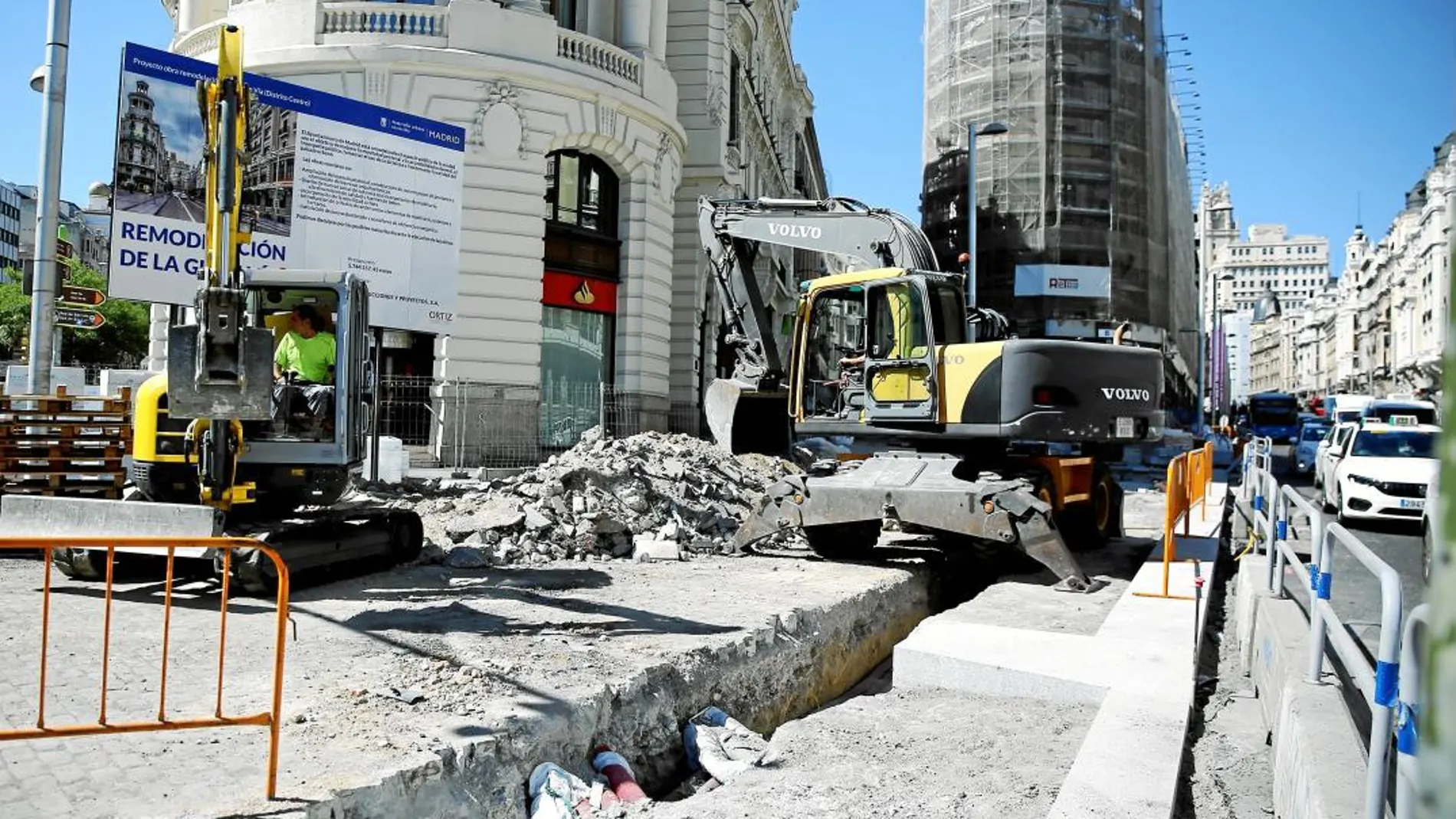 Los operarios, ayer, durante la retirada de los adoquines centenarios, a la altura del edificio Metrópolis, en el 47 de la calle Alcalá / Foto: Cristina Bejarano