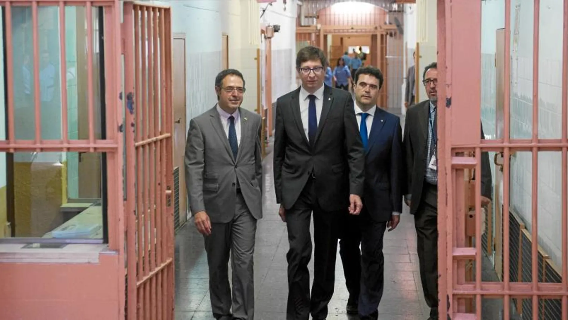 El conseller de Justicia, Carles Mundó, visitó ayer las instalaciones de la cárcel Modelo, tras su clausura definitiva