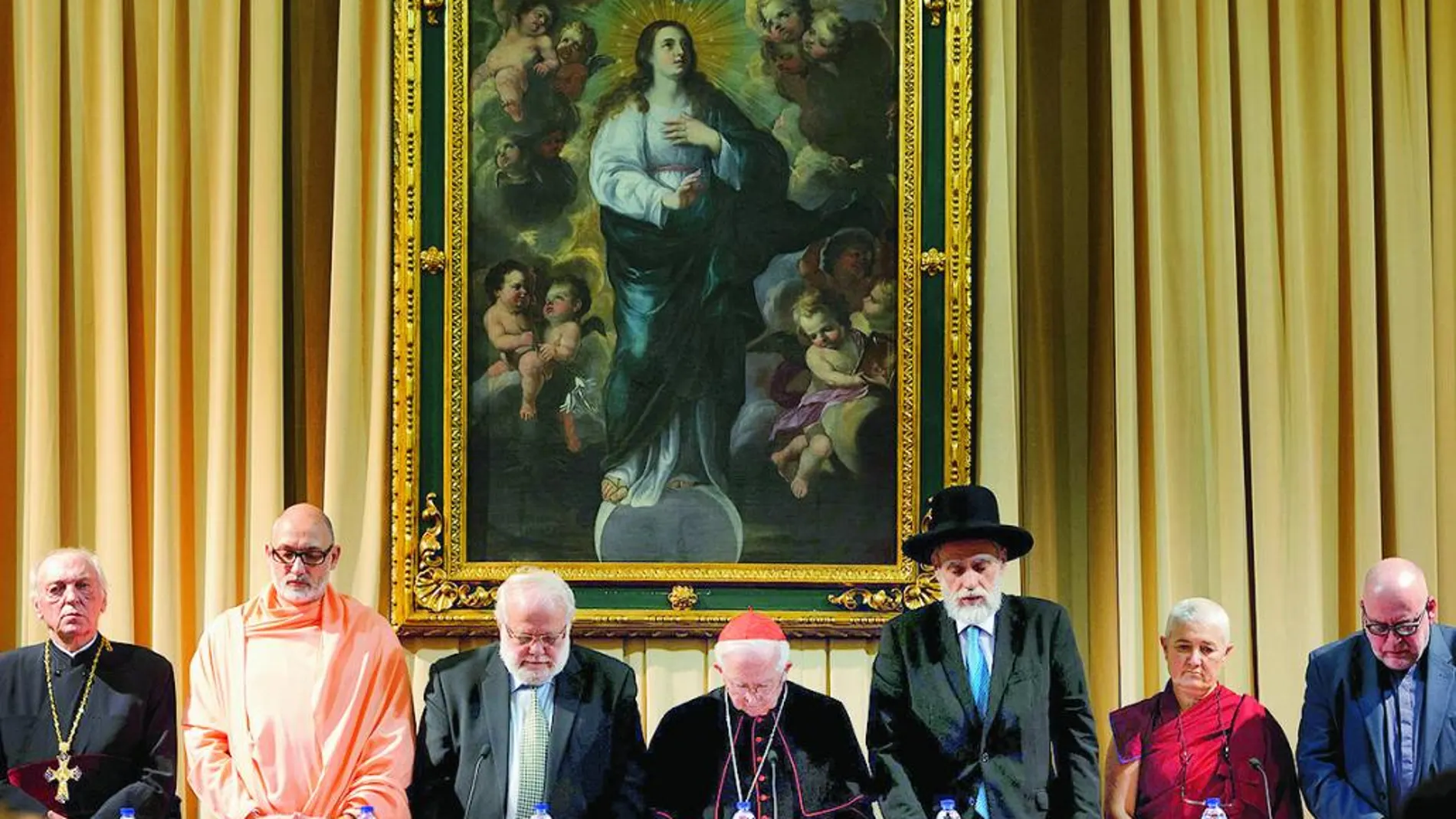 El cardenal arzobispo de Valencia, Antonio Cañizares (en el centro) presidiendo el acto junto a otros líderes religiosos