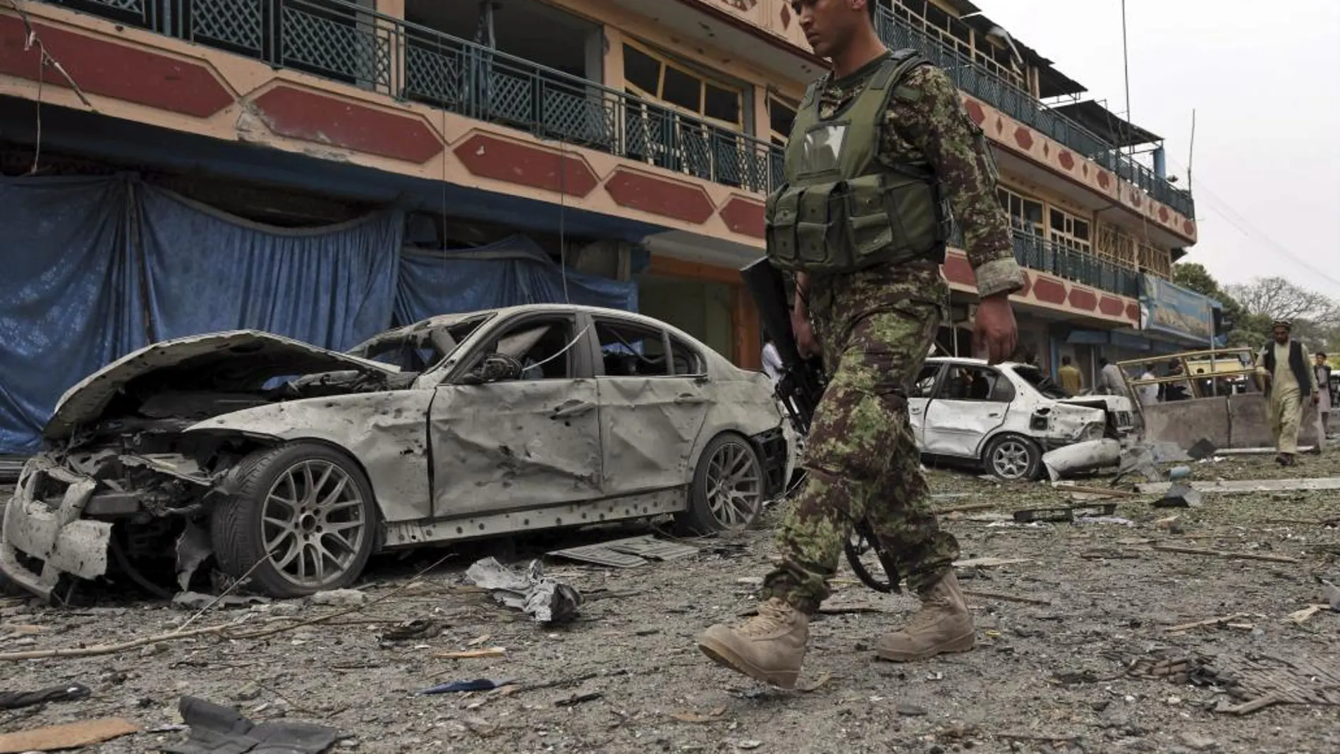 Un oficial de seguridad afgano inspecciona los daños tras otro atentado perpetrado el 2 de marzo en el este de Afganistán.