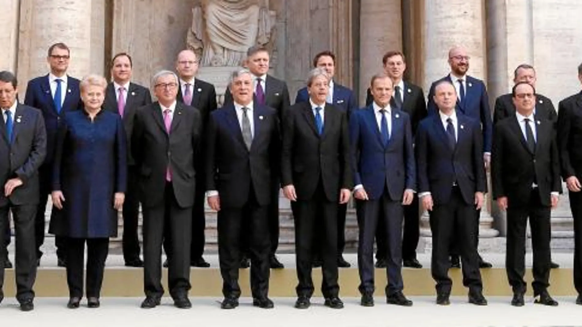 Los líderes de la Unión Europea posaron para la foto de familia en el mismo lugar donde lo hicieron los fundadores hace 60 años, en el Palacio de los Conservadores, en Roma