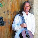 El escocés David Russell con su inseparable guitarra