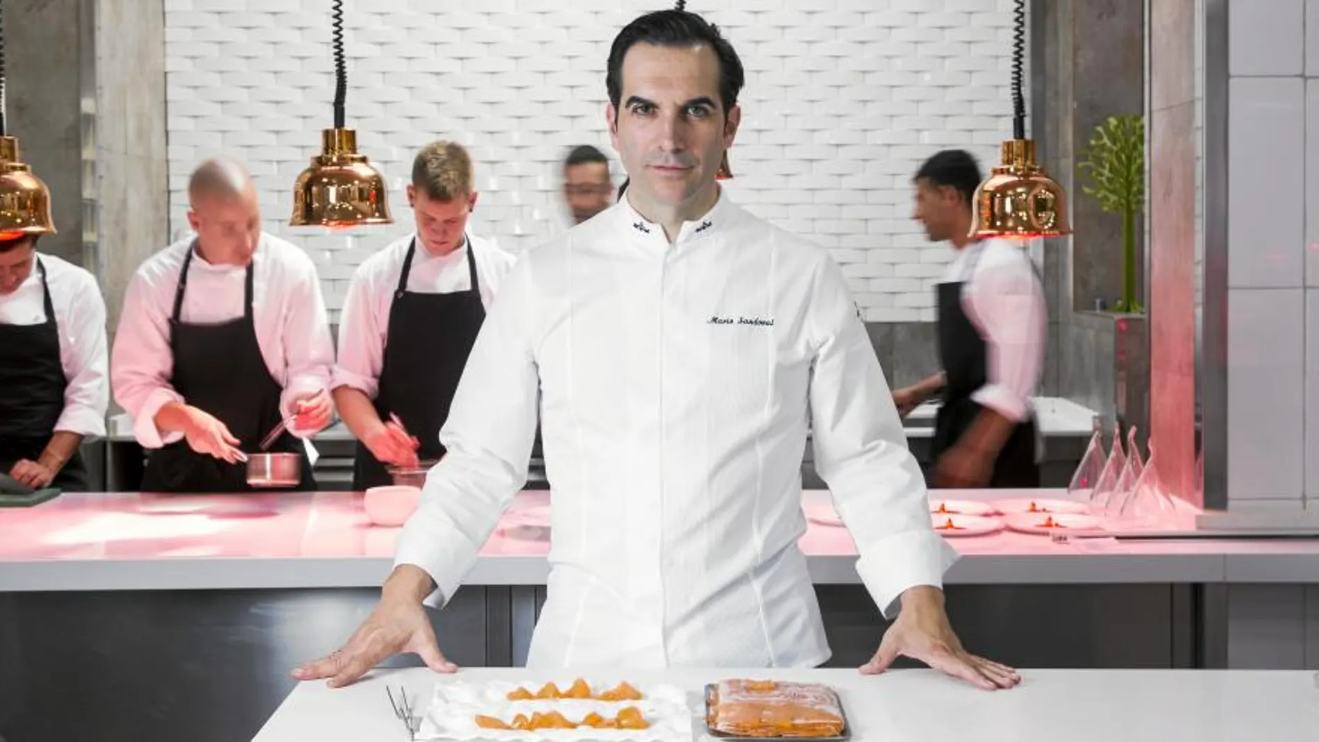 Mario Sandoval, en la cocina de Coque, con la que ha conseguido dos estrellas Michelin