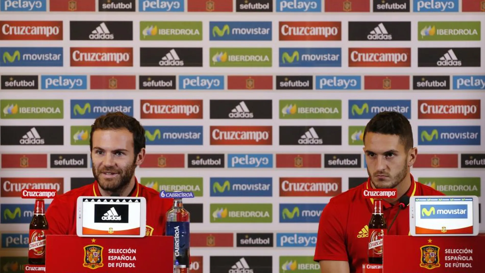 Los jugadores de la seleccion española, Juan Mata (i) y Koke durante la rueda de prensa que han ofrecido en Alicante.