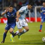 El centrocampista del Getafe Emiliano Buendía "Emi"(i) pelea un balón con el delantero del Celta de Vigo Manuel Agudo "Nolito"
