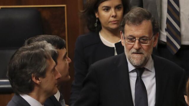 El ministro de Fomento, Íñigo de la Serna, con Rajoy, en el Congreso