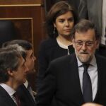 El ministro de Fomento, Íñigo de la Serna, con Rajoy, en el Congreso