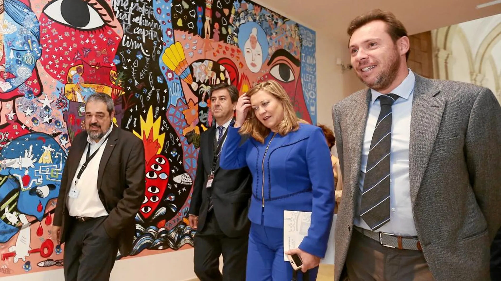 Pilar del Olmo llega al foro junto a Óscar Puente y Carlos Aganzo, entre otros