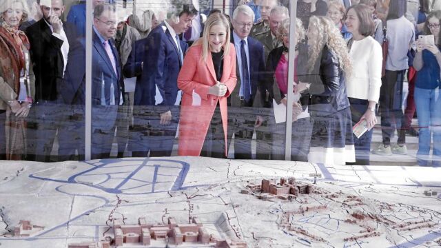La presidenta de la Comunidad, Cristina Cifuentes y la alcaldesa de Madrid, Manuela Carmena, ayer en la UCM