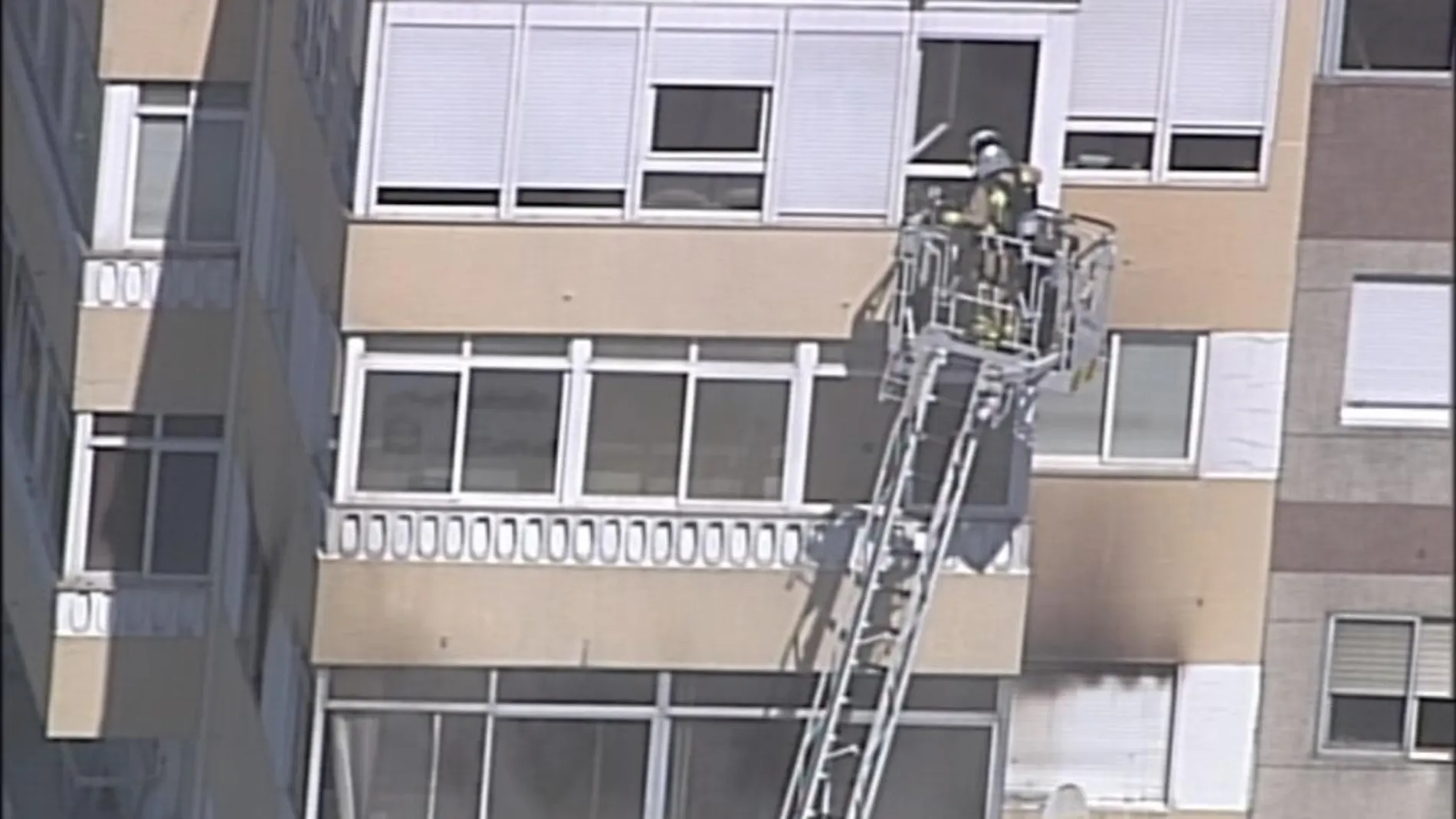 Los bomberos tuvieron que acceder a la vivienda por una ventana/Foto: Policía Nacional