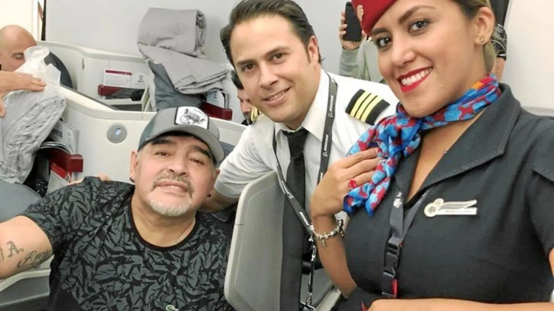 Diego Armando Maradona, en el avión en el que aterrizó en la capital mexicana. Desde allí se trasladó a Culiacán / Efe