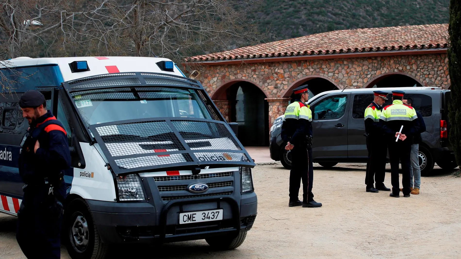 Los Mossos d'esquadra ante el centro de Castelldefels (Barcelona) que acoge a 35 menores extranjeros no acompañados,