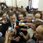 El presidente del Gobierno, Mariano Rajoy, durante las declaraciones que ha realizado a los periodistas en los pasillos del Congreso