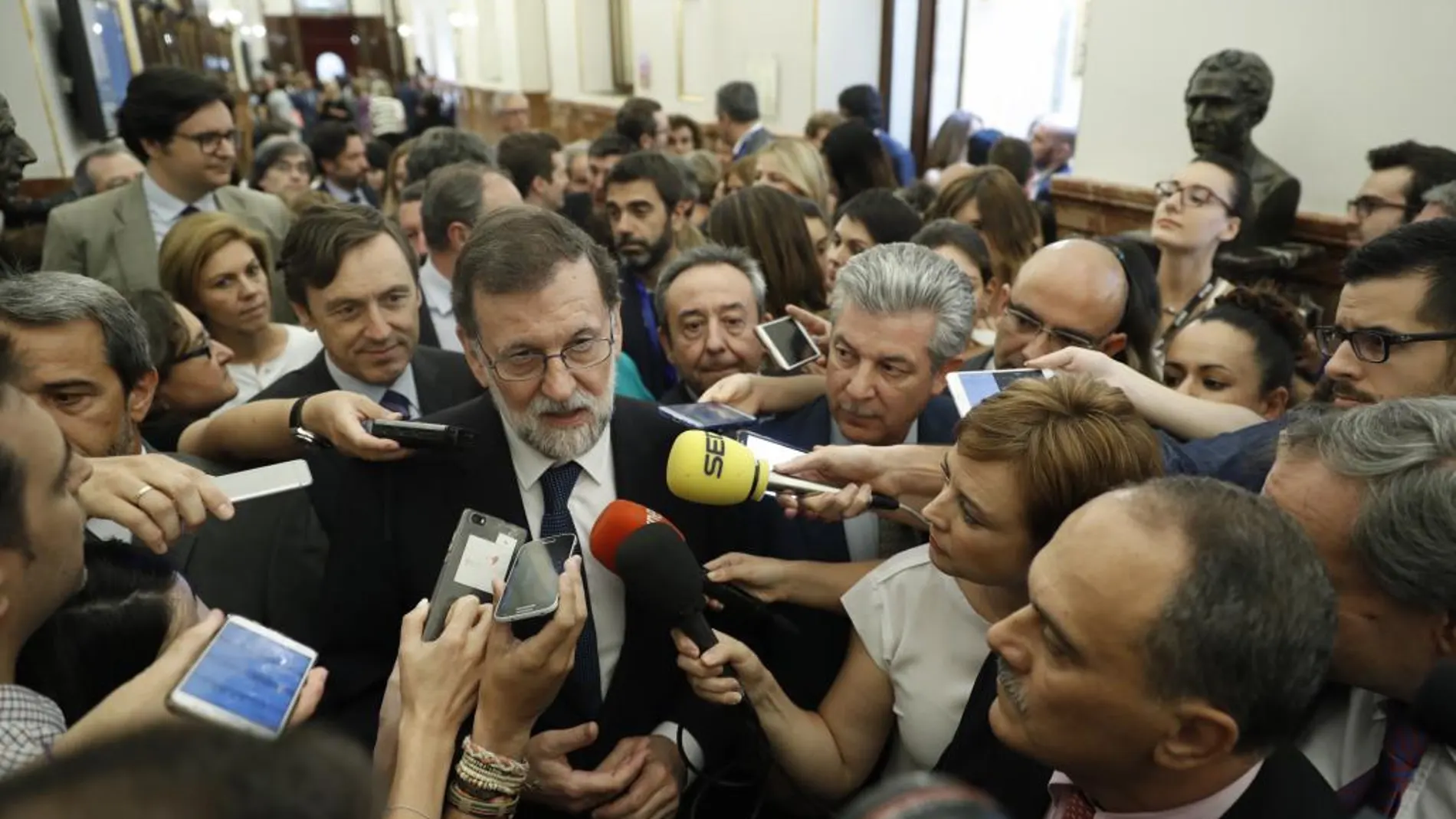 El presidente del Gobierno, Mariano Rajoy, durante las declaraciones que ha realizado a los periodistas en los pasillos del Congreso