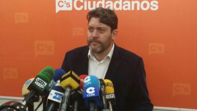 El portavoz de Ciudadanos, Miguel Sánchez, trasladó a los grupos de la oposición sus condiciones para votar la moción