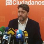 El portavoz de Ciudadanos, Miguel Sánchez, trasladó a los grupos de la oposición sus condiciones para votar la moción