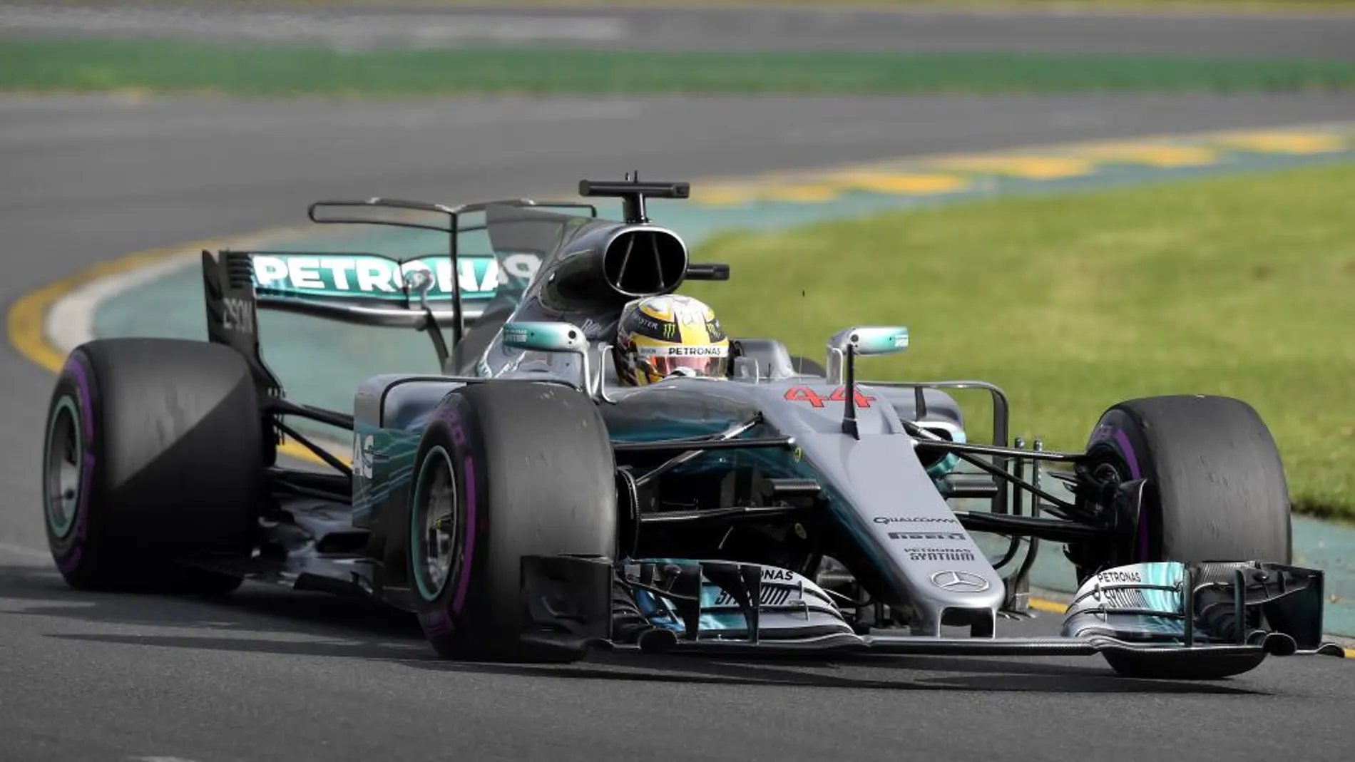 Lewis Hamilton durante la segunda sesión de entrenamiento