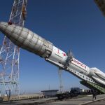 Cohete Protón-M mientras es colocado en la plataforma de lanzamiento en el cosmódromo de Baikonur (Kazajistán) h