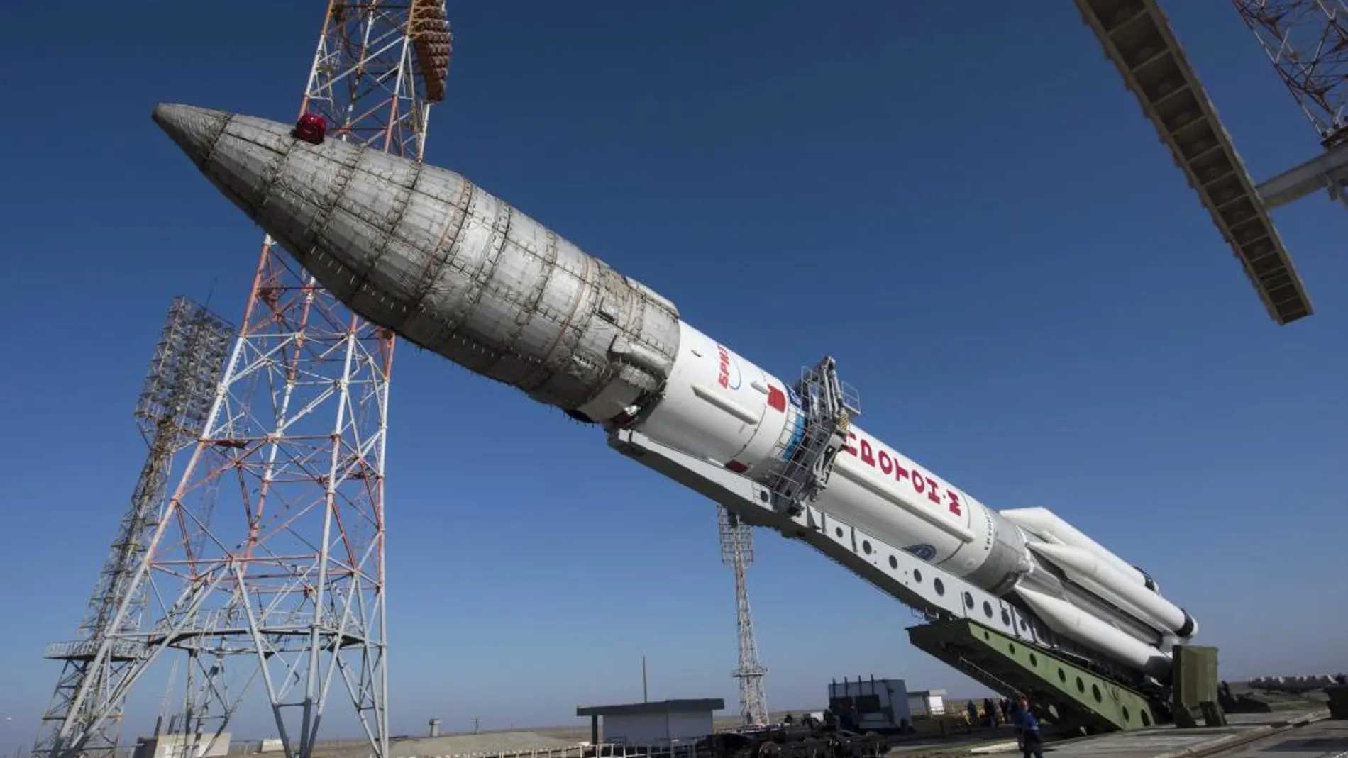Cohete Protón-M mientras es colocado en la plataforma de lanzamiento en el cosmódromo de Baikonur (Kazajistán) h