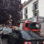 Los bomberos han tenido que intervenir para derribar la puerta para acceder a la vivienda