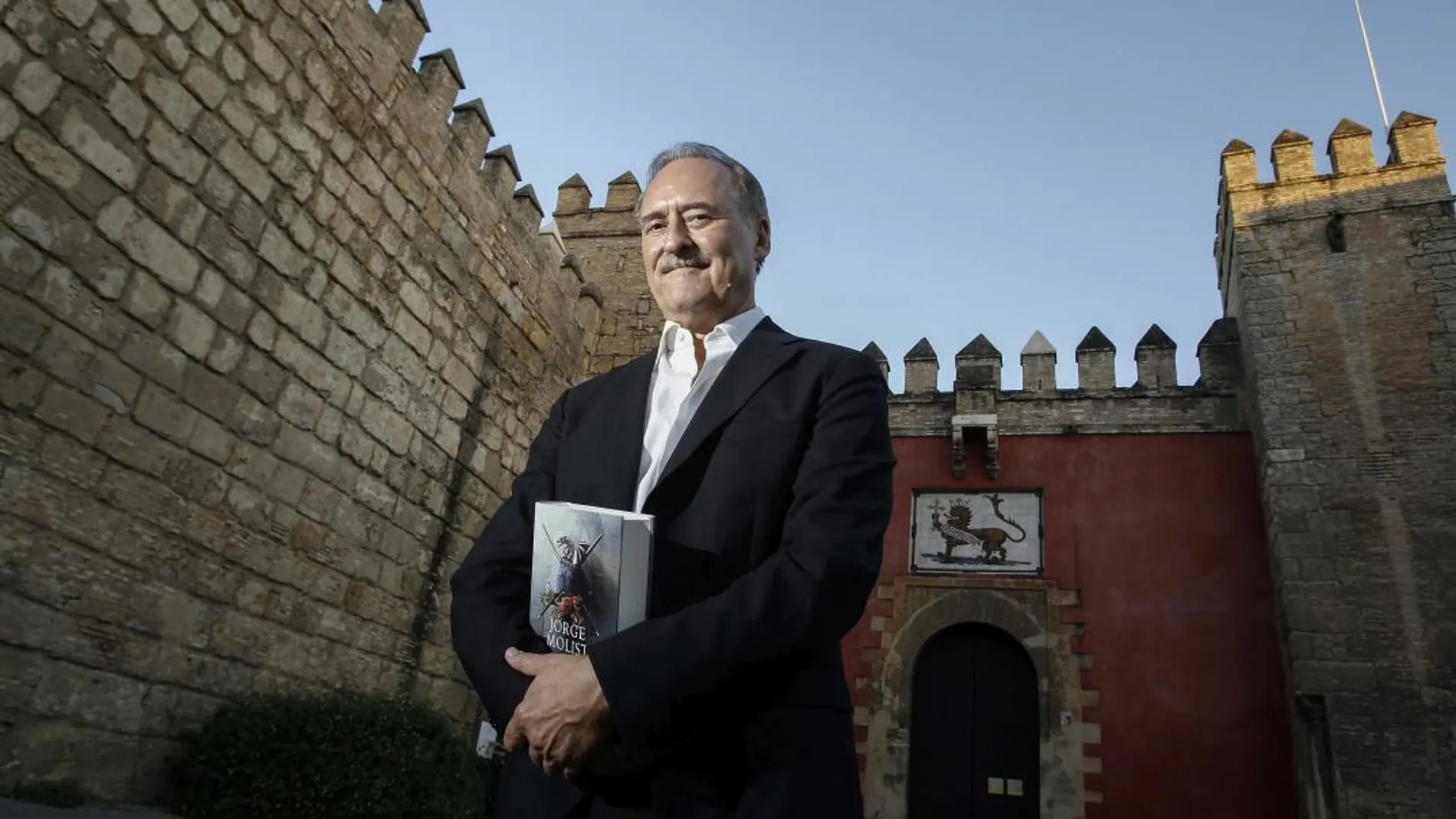 El autor posa a las puertas del Alcázar de Sevilla, donde presentó su libro la semana pasada / Foto: Manuel Olmedo