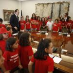 Rajoy, acompañó ayer a un grupo de escolares a recorrer las dependencias del Palacio de la Moncloa donde se celebra el Consejo
