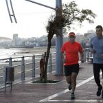 Pedro Sánchez, junto a un compañero de partido, corre hoy por el paseo marítimo de la playa de Las Canteras, en Las Palmas de Gran Canaria