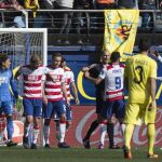 Los jugadores del Granada protestan al colegiado tras el gol conseguido por el Villarreal
