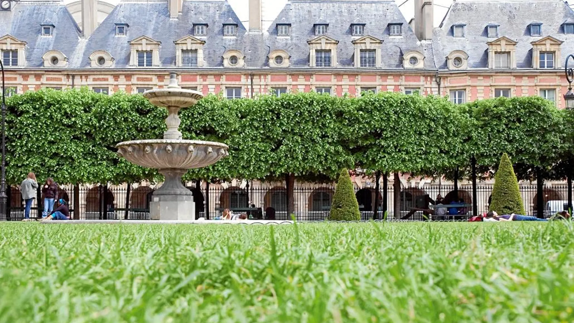 PLAZA DES VOSGES. Aquí Victor Hugo escribió alguna de las obras que le dieron la inmortalidad