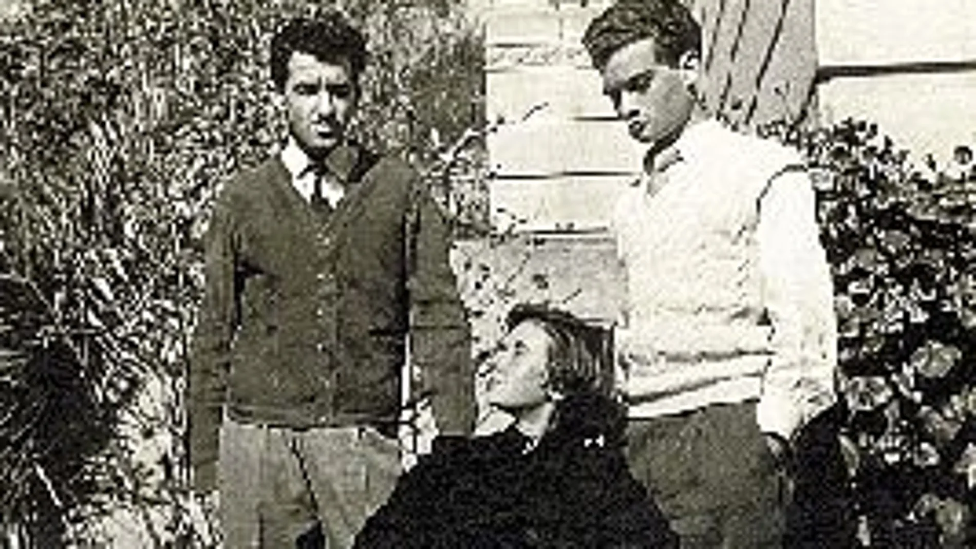 Tres de los hermanos Goytisolo: Juan (izda.), Marta y Luis