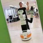 El robot Tiago, ante el espejo / Efe