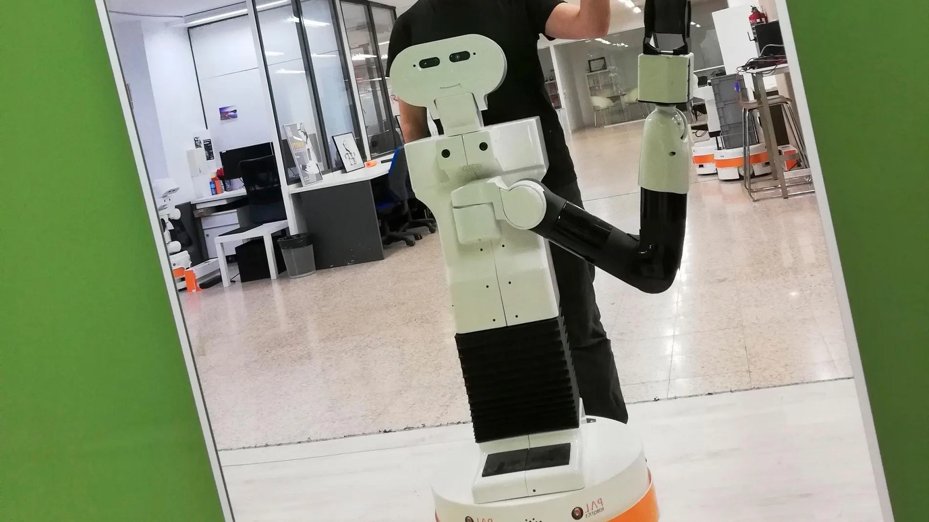 El robot Tiago, ante el espejo / Efe