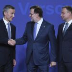 El presidente polaco, Andrzej Duda (d), el secretario general de la OTAN, Jens Stoltenberg (i), y el presidente español, Mariano Rajoy, durante la cumbre de la OTAN.