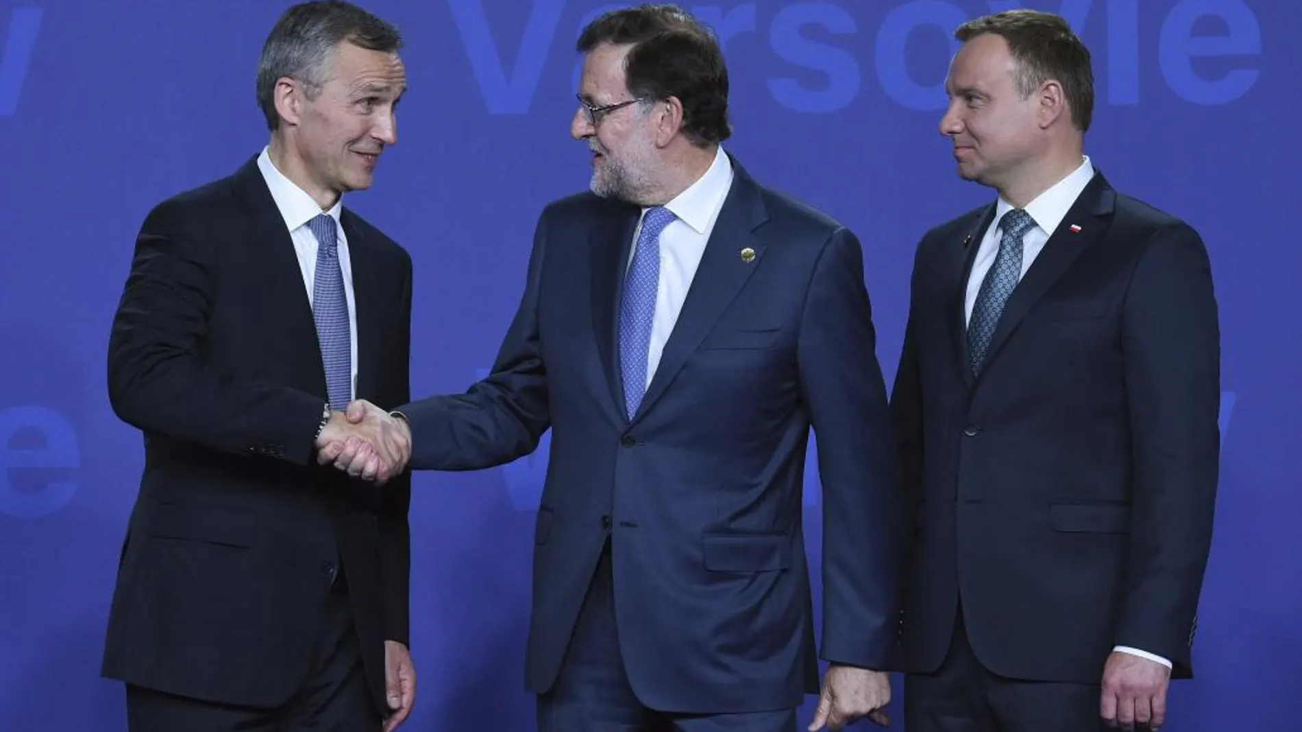 El presidente polaco, Andrzej Duda (d), el secretario general de la OTAN, Jens Stoltenberg (i), y el presidente español, Mariano Rajoy, durante la cumbre de la OTAN.