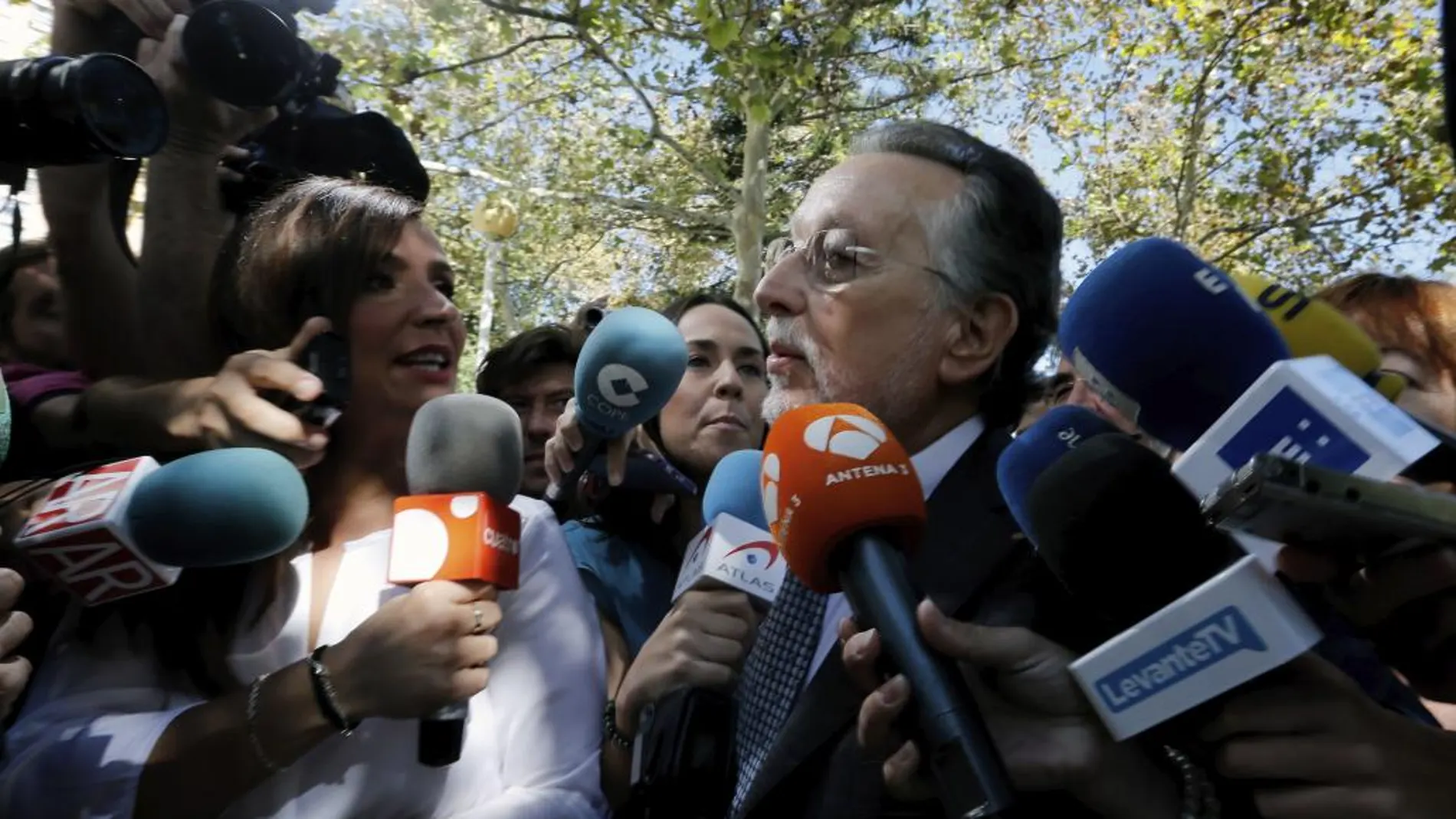 Alfonso Grau fue increpado por varios ciudadanos que le llamaron «ladrón» a su llegada a los juzgados