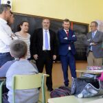 La consejera de Educación, Fernando Rey, en su última visita a un colegio de Burgo, junto al alcalde Javier Lacalle