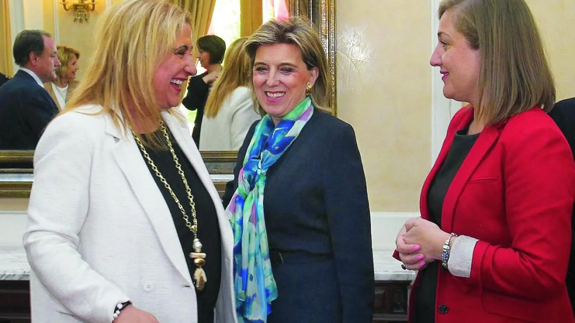 La delegada del Gobierno de España, María José Salgueiro, preside la Comisión celebrada en Palencia