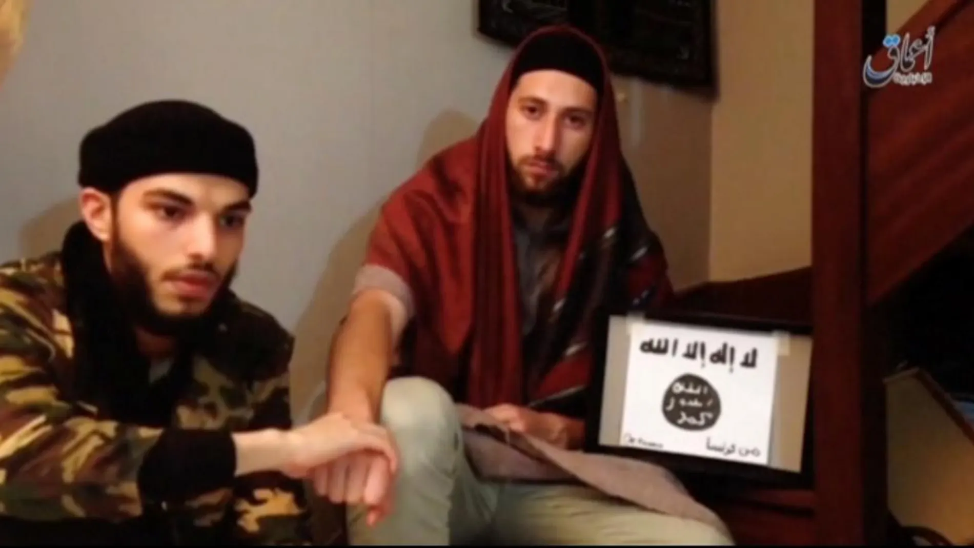 Abdel-Malik Nabil Petitjean y Adel Kermiche, en una imagen de vídeo
